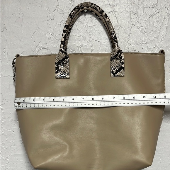 Ju-Ju-Be Tan and Black Tote with Exotic Accents Diaper Bag - Picture 4 of 10